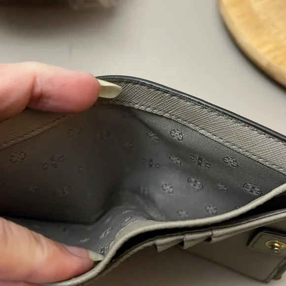 TORY BURCH EMERSON LEATHER WALLET - Picture 9 of 11